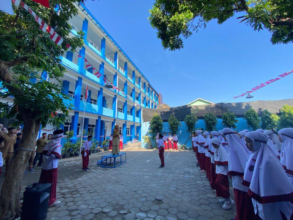 Gedung Tadika Mesra bertingkat berwarna biru dengan halaman di depannya